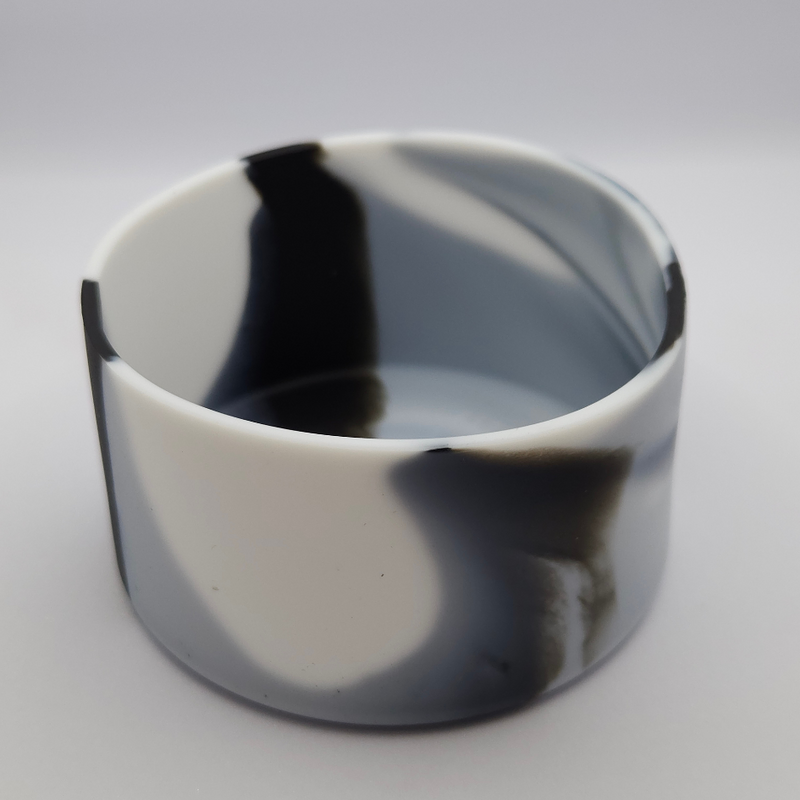 Load image into Gallery viewer, SILICONE BOTTLE BASE MEDIUM [CLR:WHITE/BLACK]
