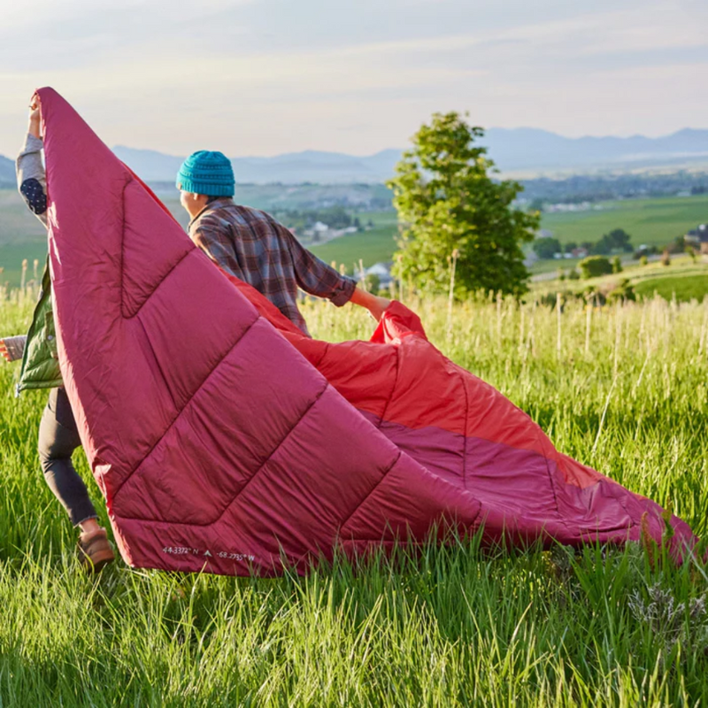 Load image into Gallery viewer, TETON ACADIA MAMMOTH TWO PERSON OUTDOOR CAMP BLANKET [CLR:RUBY &amp; GARNET]
