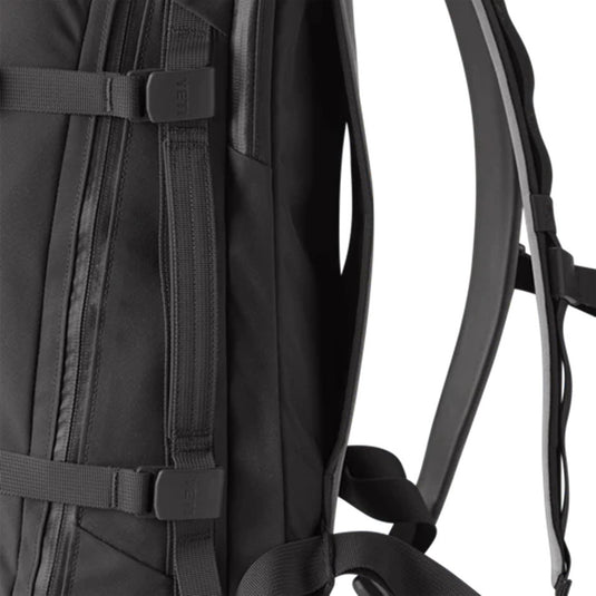 YETI CROSSROADS BACKPACK 27L [CLR:BLACK]